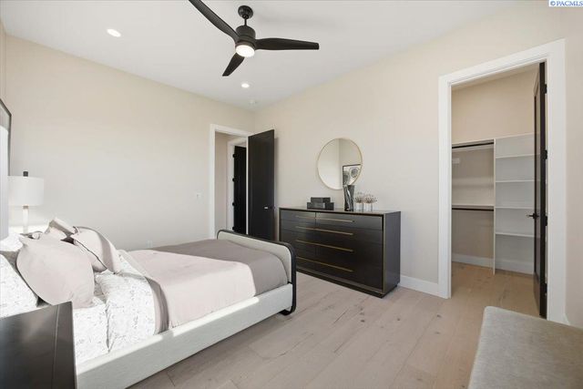 129 Riviera, Pasco, WA 99301