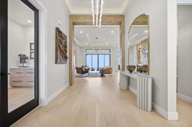 129 Riviera, Pasco, WA 99301