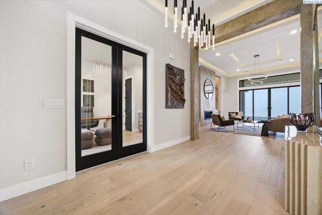 129 Riviera, Pasco, WA 99301