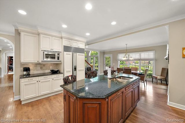 937 Mitchell Court, Bloomfield Hills, MI 48304