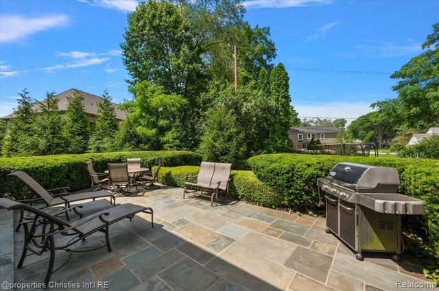 937 Mitchell Court, Bloomfield Hills, MI 48304
