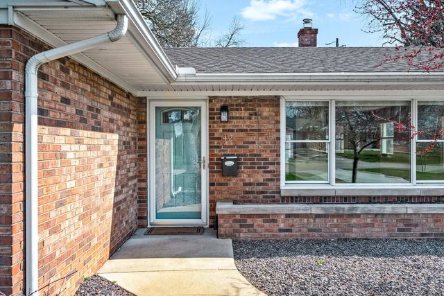 42 Harbord Drive, Bloomington, IL 61701