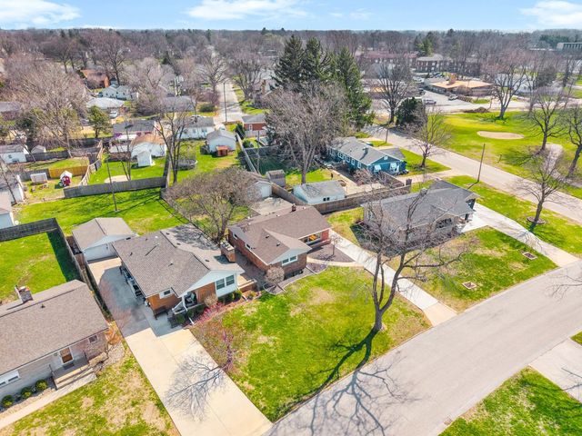 42 Harbord Drive, Bloomington, IL 61701