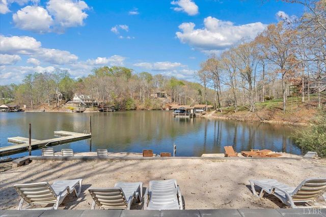 101 Charmwoods Dr, Moneta, VA 24121