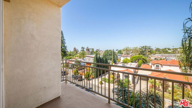 3328 OAKHURST Avenue 311, Los Angeles, CA 90034