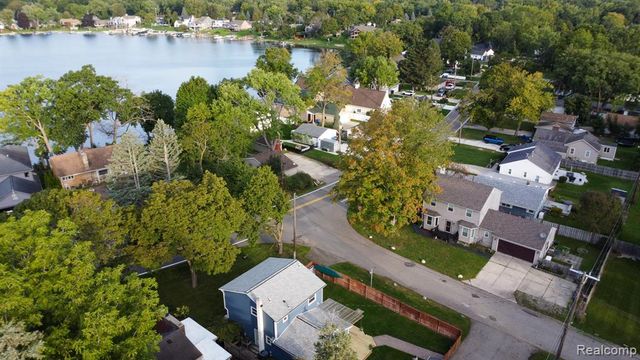 2926 Lansdowne Road, Waterford, MI 48329