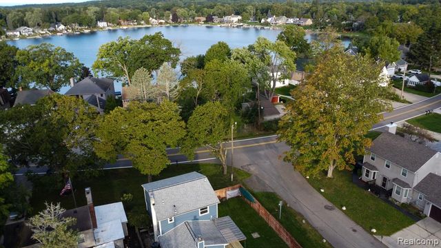 2926 Lansdowne Road, Waterford, MI 48329