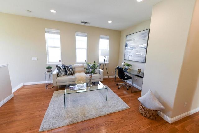 393 Rayos Del Sol Drive, San Jose, CA 95116