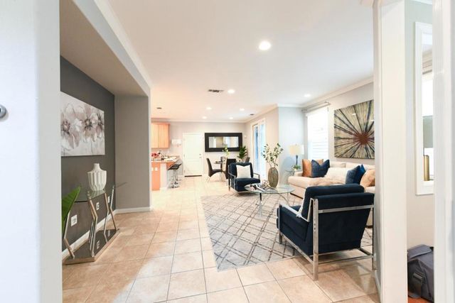393 Rayos Del Sol Drive, San Jose, CA 95116