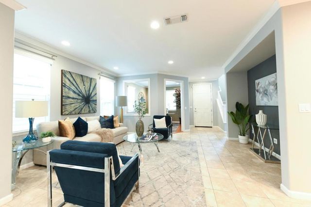 393 Rayos Del Sol Drive, San Jose, CA 95116