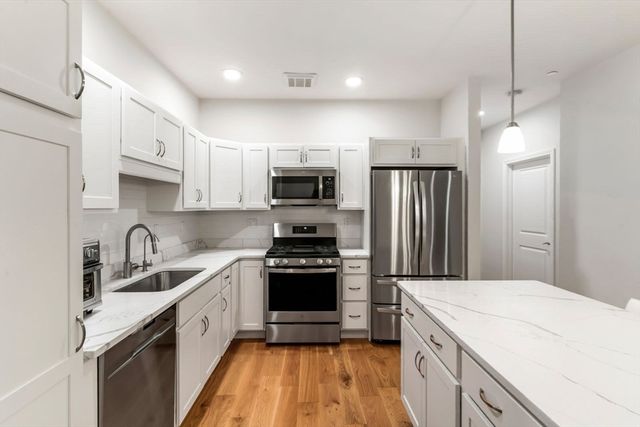 60 Coppersmith Way 304, Canton, MA 02021