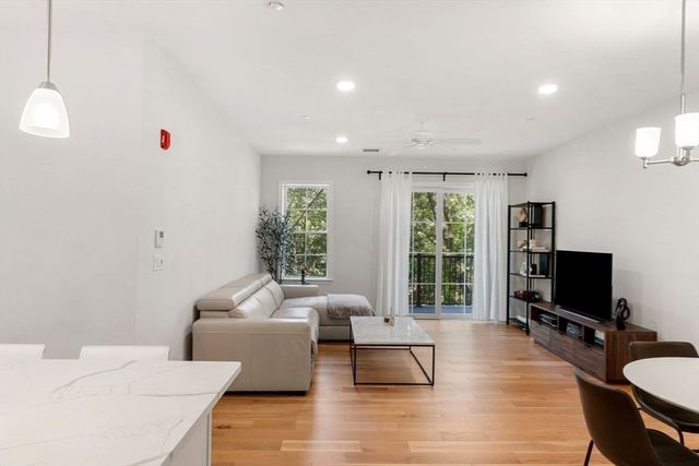 60 Coppersmith Way 304, Canton, MA 02021