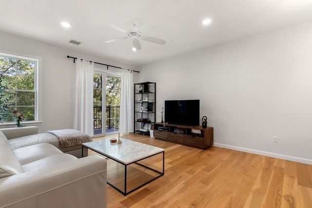 60 Coppersmith Way 304, Canton, MA 02021