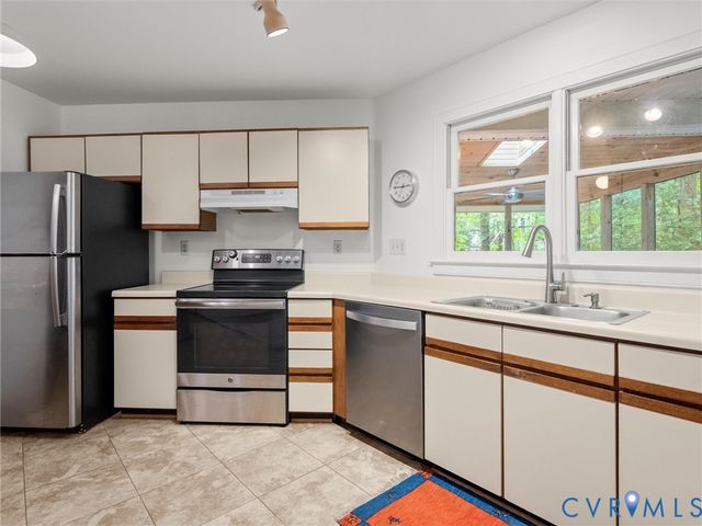 14302 Woods Walk Ln, Midlothian, VA 23112