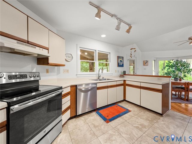 14302 Woods Walk Ln, Midlothian, VA 23112