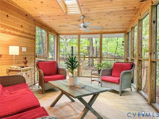 14302 Woods Walk Ln, Midlothian, VA 23112