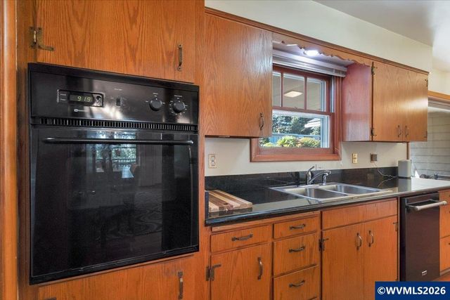 1973 Summit Av NW, Salem, OR 97304