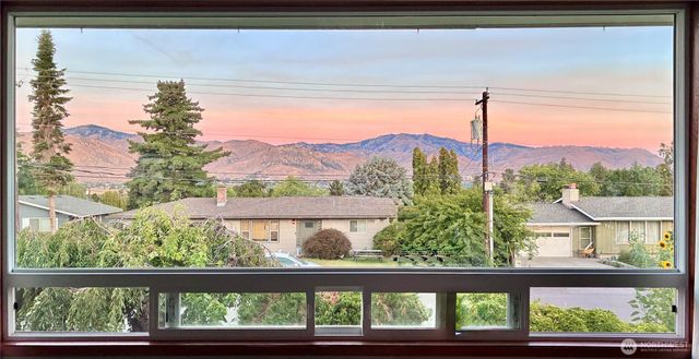 217 S Iowa Avenue, East Wenatchee, WA 98802