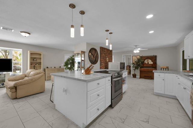 552 SW Eyerly Avenue, Port St. Lucie, Port St Lucie, FL 34983