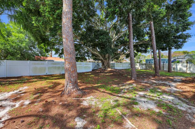 552 SW Eyerly Avenue, Port St. Lucie, Port St Lucie, FL 34983