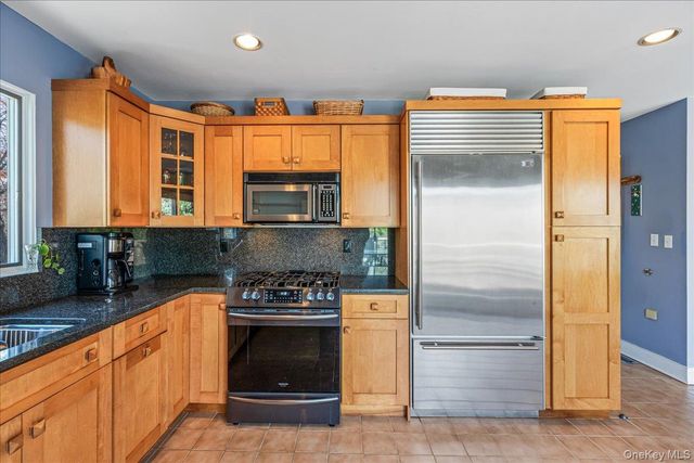 24 Tanglewood Trail, Hampton Bays, NY 11946