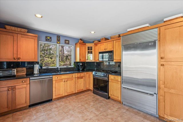 24 Tanglewood Trail, Hampton Bays, NY 11946