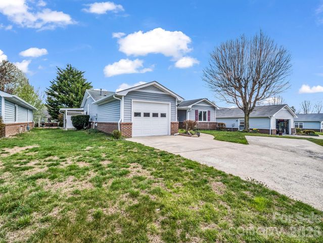 220 Dartcrest Drive, Hendersonville, NC 28792