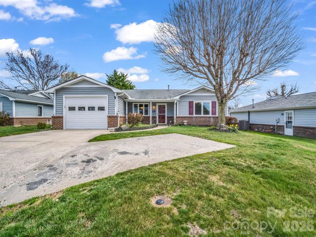 220 Dartcrest Drive, Hendersonville, NC 28792