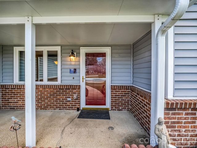 220 Dartcrest Drive, Hendersonville, NC 28792