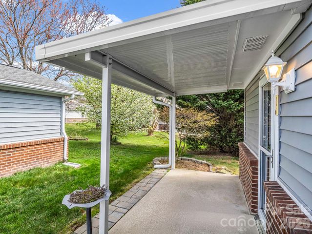 220 Dartcrest Drive, Hendersonville, NC 28792