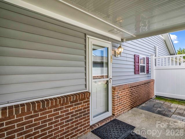 220 Dartcrest Drive, Hendersonville, NC 28792