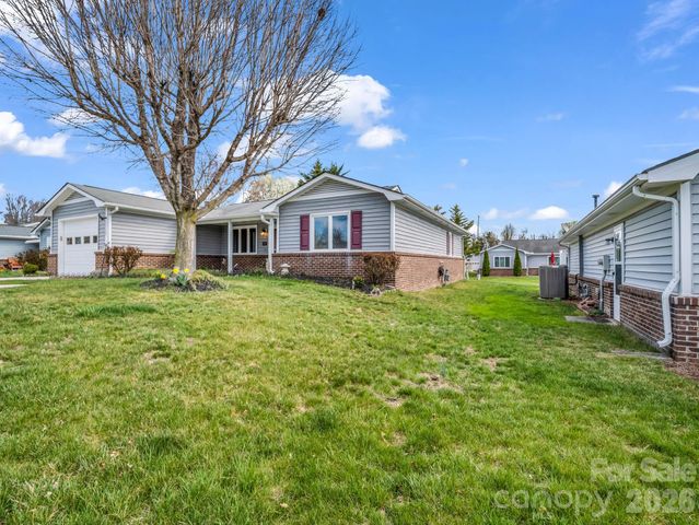 220 Dartcrest Drive, Hendersonville, NC 28792