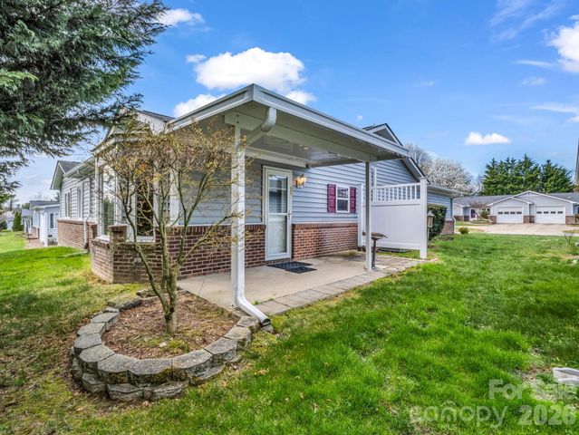 220 Dartcrest Drive, Hendersonville, NC 28792