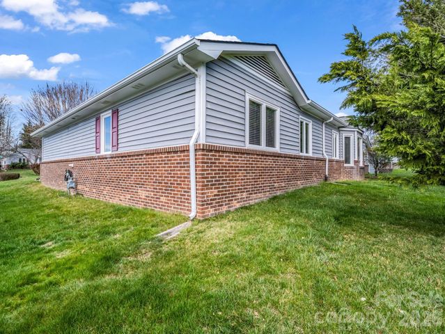 220 Dartcrest Drive, Hendersonville, NC 28792