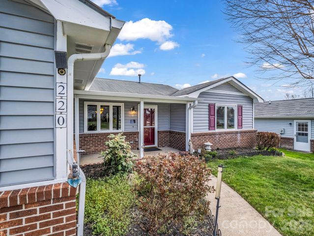 220 Dartcrest Drive, Hendersonville, NC 28792