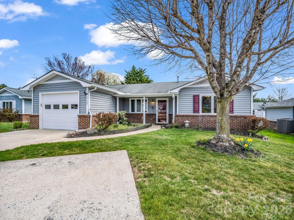 220 Dartcrest Drive, Hendersonville, NC 28792