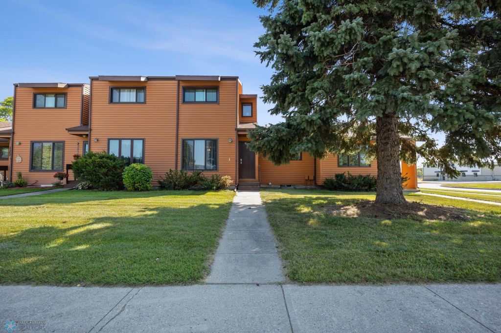 2203 4th Avenue S, Moorhead, MN 56560