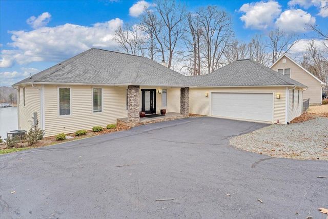 230 Sterling CIR, Union Hall, VA 24176