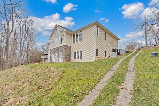 230 Sterling CIR, Union Hall, VA 24176