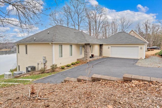 230 Sterling CIR, Union Hall, VA 24176