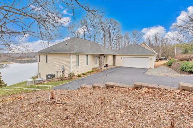 230 Sterling CIR, Union Hall, VA 24176