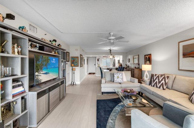 5746 CRYSTAL SHORES Drive 303, Boynton Beach, FL 33437