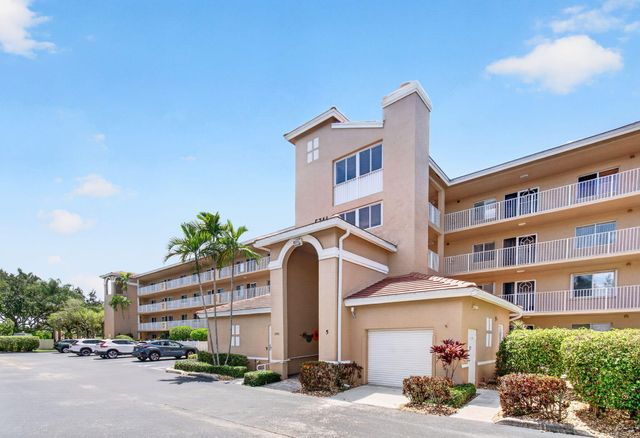 5746 CRYSTAL SHORES Drive 303, Boynton Beach, FL 33437