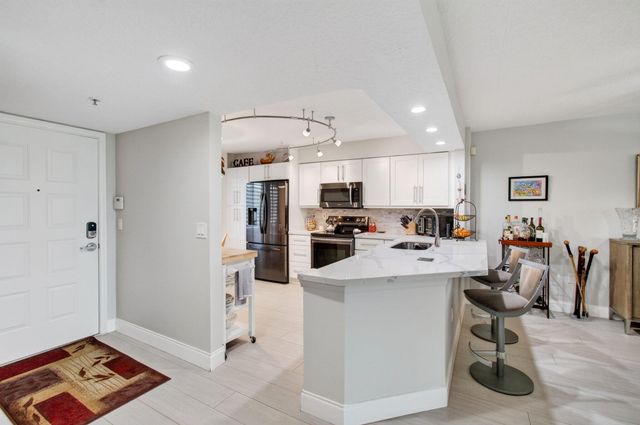5746 CRYSTAL SHORES Drive 303, Boynton Beach, FL 33437