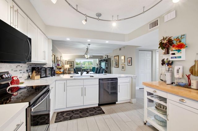 5746 CRYSTAL SHORES Drive 303, Boynton Beach, FL 33437