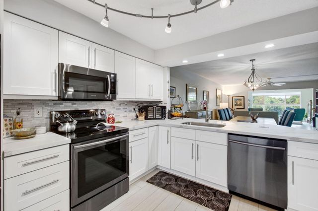 5746 CRYSTAL SHORES Drive 303, Boynton Beach, FL 33437