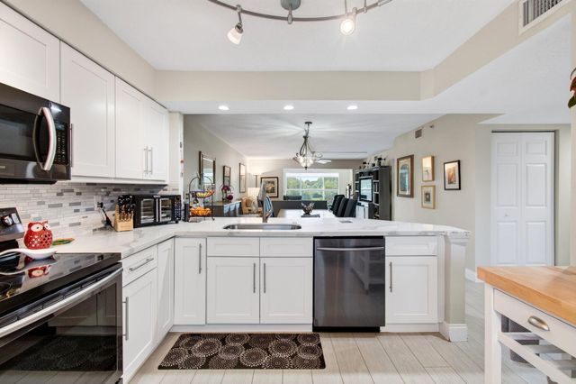 5746 CRYSTAL SHORES Drive 303, Boynton Beach, FL 33437