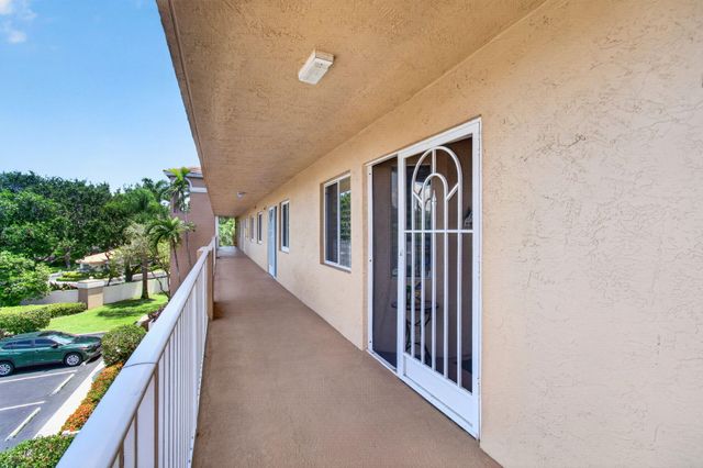 5746 CRYSTAL SHORES Drive 303, Boynton Beach, FL 33437