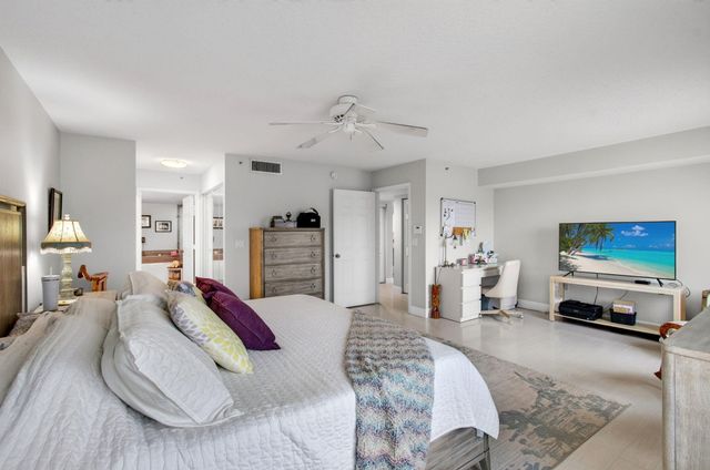 5746 CRYSTAL SHORES Drive 303, Boynton Beach, FL 33437