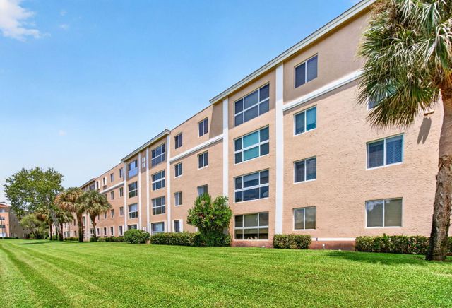 5746 CRYSTAL SHORES Drive 303, Boynton Beach, FL 33437